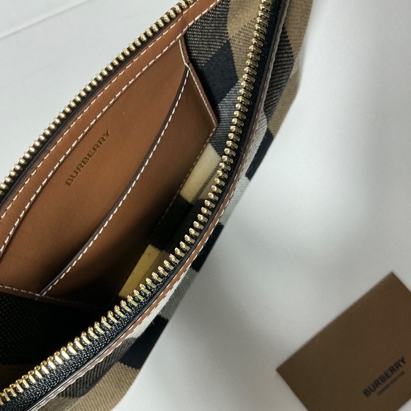 Beautiful Burberry NWT Peyton Clutch Wristlet Pouch - Picture 4 of 5
